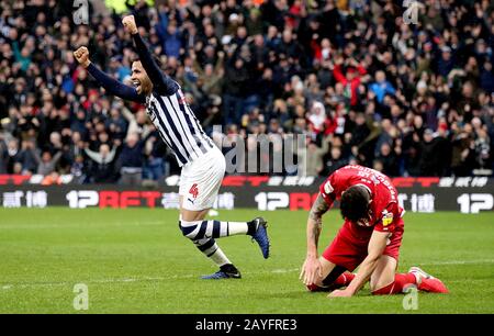 West Bromwich Albion's Hal Robson-Kanu celebra dopo che Tobias Figueiredo (a destra) della Foresta di Nottingham segna un proprio obiettivo per il secondo gol di West Bromwich Albion durante la partita del campionato Sky Bet all'Hawthorns, West Bromwich. Foto Stock