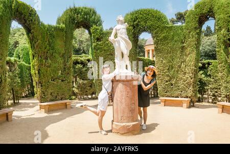 Parco e giardino con labirinto a Barcellona Spagna in estate Foto Stock