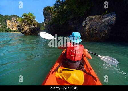 Gita in kayak nel mare delle Andamane a Railay Beach, Thailandia, Ko Phi Phi, Krabi Foto Stock