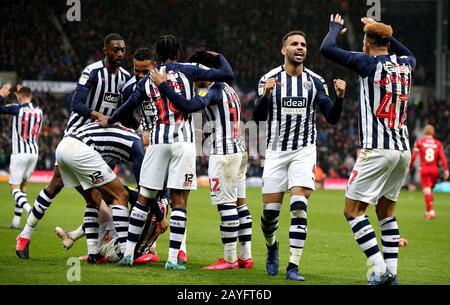 West Bromwich Albion's Hal Robson-Kanu (seconda a destra) e Callum Robinson (a destra) celebrare dopo Tobias Figueiredo (non in figura) della Nottingham Forest punteggi un proprio obiettivo per West Bromwich Albion secondo obiettivo durante la partita Sky Bet Championship al Hawthorns, West Bromwich. Foto Stock