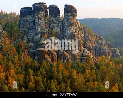 Autunno alle Elbe Sandstone Mountains, vista dal ponte di Bastei su Gansrock, Germania, Sassonia, Parco Nazionale della Svizzera sassone Foto Stock