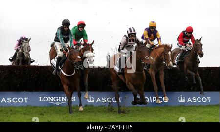 Copperhead guidato da Jonjo o’Neil (seconda a destra) sulla strada per la vittoria nella Steeple Chase di Sodexo Reynoldstown Novices durante Betfair Ascot Chase Raceday all'ippodromo di Ascot. Foto Stock