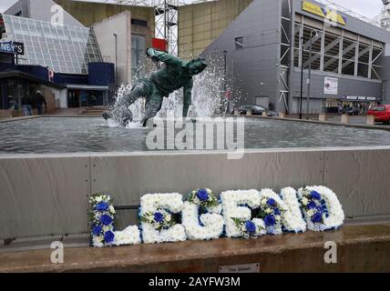 Deepdale Stadium, Preston, Lancashire, Regno Unito. 15th Feb, 2020. Campionato di calcio, Preston North End contro Millwall; un omaggio floreale di fronte alla fontana Sir Stanley Matthews sull'approccio allo stadio - Rigorosamente editoriale Solo Uso. Nessun utilizzo con audio, video, dati, elenchi di fixture, logo club/campionato o servizi "live" non autorizzati. Uso on-line in-match limitato a 120 immagini, senza emulazione video. Nessun utilizzo nelle scommesse, nei giochi o nelle singole pubblicazioni club/campionato/giocatore credito: Action Plus Sports/Alamy Live News Foto Stock