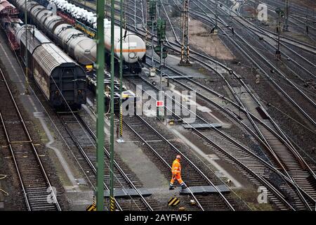 Operatore ferroviario presso l'impianto di formazione dei treni nel distretto di Vorhalle, il cantiere navale, la Germania, la Renania Settentrionale-Vestfalia, l'area della Ruhr, Hagen Foto Stock