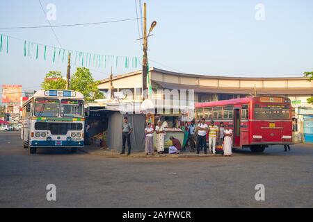 Anuradhapura, SRI LANKA - 12 MARZO 2015: Mattina sulla stazione degli autobus della città Foto Stock