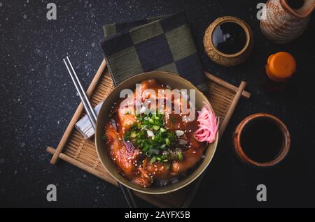 Riso con maiale fritto e salsa kimchi cibo di stile coreano e giapponese. Foto Stock