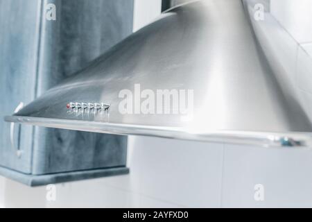 Impianto di scarico con ventilazione per cucina moderna Foto Stock