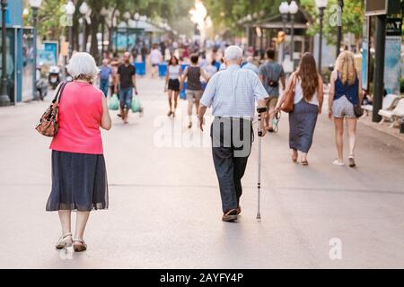 15 LUGLIO 2018, TARRAGONA, SPAGNA: Vecchie passeggiate in coppia sulla strada Foto Stock
