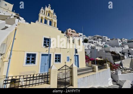 Chiesa gialla sul bordo della città di Fira sull'isola di Santorini, Grecia. Foto Stock