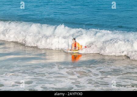 16 LUGLIO 2018, TARRAGONA, SPAGNA: I surfisti della gente cavalcano l'onda del mare. Sport estremo e concetto di hobby Foto Stock