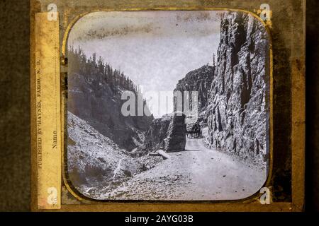 Vecchia lanterna proiettore vetrino in vetro "ingresso Est al Golden Gate" che mostra Mountain Road con carretto trainato da cavalli verso la fine del 1800. Pubblicato Da Haynes & Bros, San Paolo. Circa anni 1880. Diapositive della collezione Daniel Risis. Foto Stock