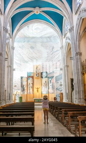 17 LUGLIO 2018, REUS, SPAGNA: Interno della Chiesa di Sant Joan Baptista Foto Stock