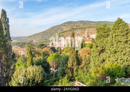 Vista su Tivoli, giardino e chiesa cattolica San Pietro alla Carit dalla villa d'Este, Lazio, Italia Foto Stock