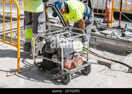 17 LUGLIO 2018, TARRAGONA, SPAGNA: Assistente tecnico di strada che ripara la strada della città Foto Stock