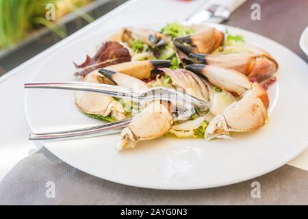 Chele di granchio bollite su un piatto nel ristorante di pesce Foto Stock