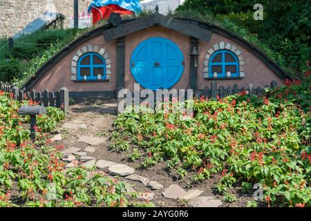Kiev, Ucraina. Juny 20 2019 la piccola casa hobbit. A tema fiorito nel parco. Foto Stock