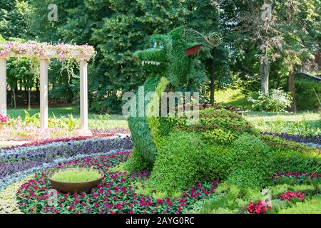 Kiev, Ucraina. Juny 20 2019 Bello fiorito luminoso sotto forma di un dinosauro. Concetto di floriatria, giardinaggio. Foto Stock