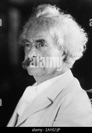 Ritratto d'epoca di scrittore americano e umorista Samuel Langhorne Clemens (1835 – 1910), meglio conosciuto dal suo nome di penna di Mark Twain. Foto circa 1905 di Bain News Service. Foto Stock