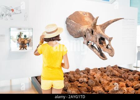 28 LUGLIO 2018, BARCELLONA, SPAGNA: La gente guarda un dinosauro triceratops fossile mentre visita al Cosmocaixa Museum of Science Foto Stock