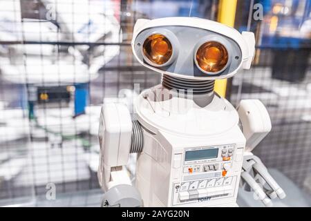 28 LUGLIO 2018, BARCELLONA, SPAGNA: Robot Omnibot retrò alla mostra del museo Foto Stock