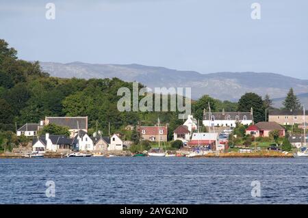 Tayvallich e barche nel porto dall'acqua, Loch Sween, Argyll, Scozia Foto Stock