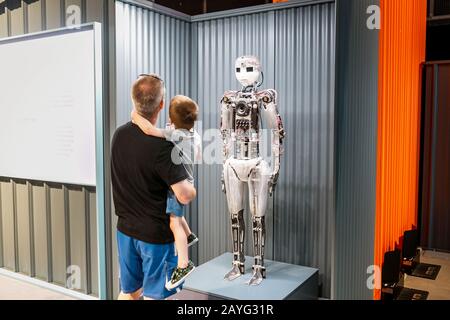 28 LUGLIO 2018, BARCELLONA, SPAGNA: Padre con figlio alla mostra robot nel museo Foto Stock