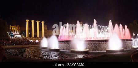 Spettacolo di luci della Fontana magica Montjuic di notte vicino a Piazza Spagna a Barcellona Foto Stock