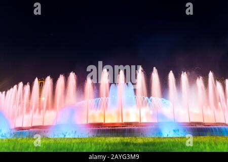 Spettacolo di luci della Fontana magica Montjuic di notte vicino a Piazza Spagna a Barcellona Foto Stock