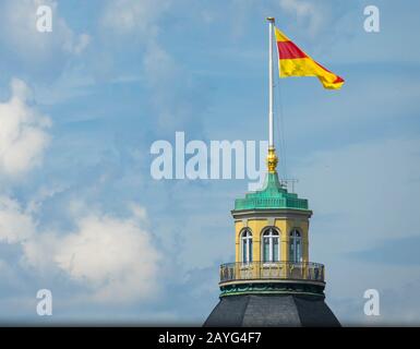 Bandiera sulla torre del castello, Karlsruhe Germania Foto Stock