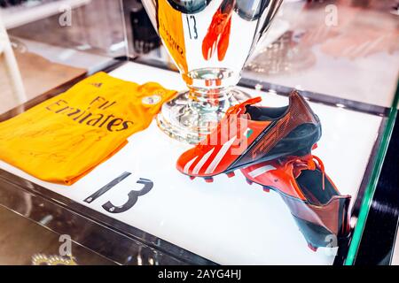 29 LUGLIO 2018, BARCELLONA, SPAGNA: UEFA Champions League Cup in negozio di souvenir Foto Stock