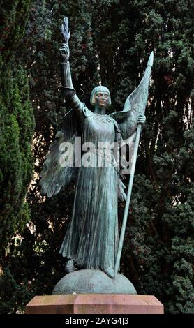 Saint Jeanne d'Arc (Giovanna d'Arco), la Maid di Orléans 1412 - 1431. (Cathédrale Saint-Pierre) ( Ha guidato l'esercito francese a diverse importanti vittorie durante La guerra Dei Cent'Anni ) Poitiers, Vienne, Poitou-Charentes, Place de la Cathédrale Francia, francese, Foto Stock