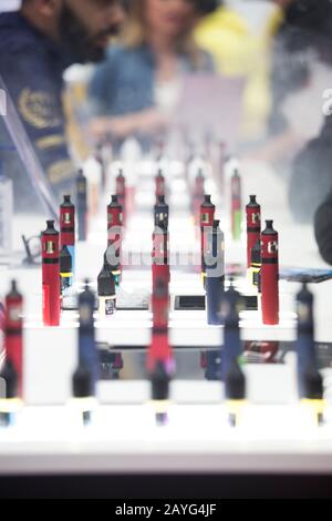 Londra, GB. 15th Febbraio 2020 incontro di appassionati e distributori di sigarette durante il Vaper Expo. Foto Stock