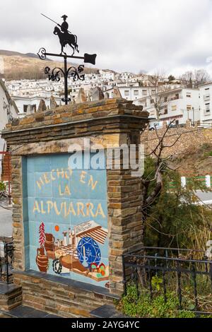 Hecho en la Alpujarra, prodotto a la Alpujarra, segno e la paletta meteo a Trevelez (uno dei più alti villaggi della Spagna), Andalusia, Spagna nel mese di febbraio Foto Stock