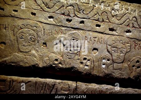 Dalle aux archanges et aux evangistes - laboratorio con arcangeli ed evangelisti 6th -7thcentury Calcare trovato nello scavo la vecchia Abbazia di Sainte Croix, nella città di Poitiers, Francia, francese, Foto Stock