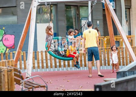 29 LUGLIO 2018, BARCELLONA, SPAGNA: Padre con la famiglia che si diverte in città Foto Stock