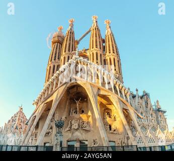 29 LUGLIO 2018, BARCELLONA, SPAGNA: Vista dell'architettura della Sagrada Familia dalla strada della città Foto Stock