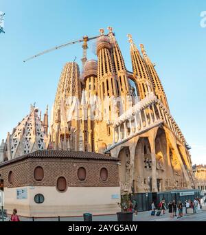 29 LUGLIO 2018, BARCELLONA, SPAGNA: Vista dell'architettura della Sagrada Familia dalla strada della città Foto Stock