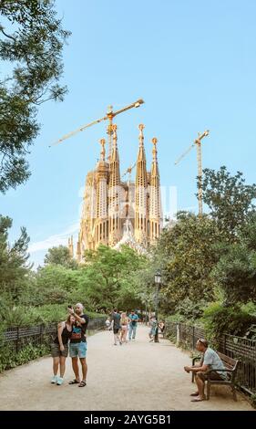 29 LUGLIO 2018, BARCELLONA, SPAGNA: Vista dell'architettura della Sagrada Familia dalla strada della città Foto Stock