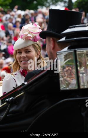 Royal Ascot Ladies Day, Ascot Racecourse, Regno Unito. 20th giugno 2019. Autunno Phillips arriva in una carrozza trainata da cavalli nella Processione reale al Royal Ascot con il marito Peter Phillips. Credito: Maureen Mclean/Alamy Foto Stock