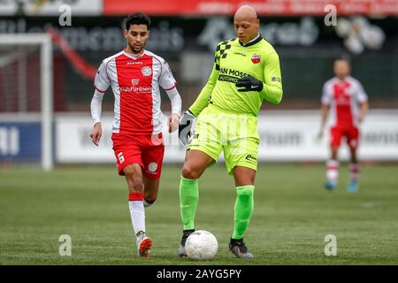 Spakenburg, Paesi Bassi. 15th Feb, 2020. Spakenburg, 15-02-2020, De Westmaat Tweede Divisie, calcio olandese, stagione 2019-2020, IJsselmeervogels giocatore Achraf Nejmi, Kozakken Boys giocatore Kay Tejan durante la partita IJsselmeervogels - Kozakken Boys Credit: Pro Shots/Alamy Live News Credit: Pro Shots/Alamy Live News Foto Stock