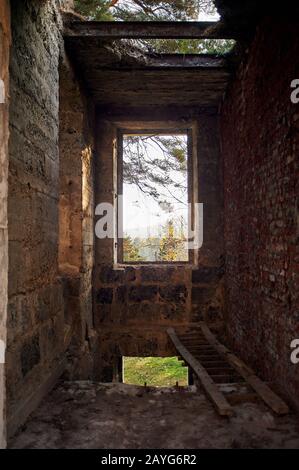 Tbilisi, Georgia 27 ottobre 2019 - Hotel resort vecchio abbandonato a Borjomi, Georgia. Foglie d'autunno d'oro e bei paesaggi intorno. Foto Stock