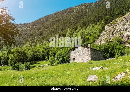 Villaggio di Ramio e rifugi trekking Refugio nella famosa Valle di Madriu Perafita Claror in Andorra, patrimonio mondiale dell'UNESCO Foto Stock