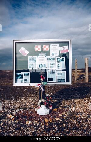 Memorial per due piloti polacchi Spitfire che sono stati abbattuti nell'aprile 1941, Dungeness, Kent, UK Foto Stock