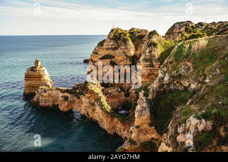 Erose pile di mare calcaree e scogliere Foto Stock