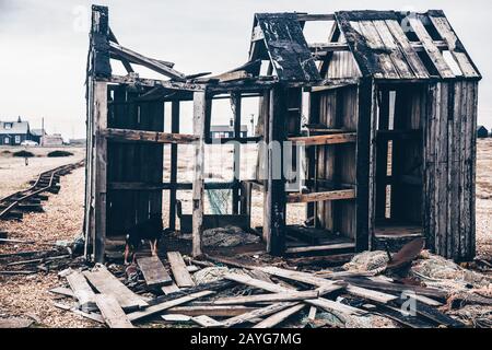 Foto a colori di un edificio fatiscente sulla spiaggia di Dungeness Foto Stock