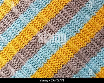 Sfondo maglione a righe. Strisce a maglia blu, grigia e gialla Foto Stock