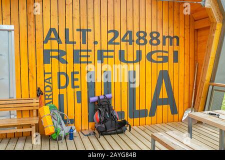 Andorra LA VELLA, ANDORRA - 20 LUGLIO 2018: Grande hotel di montagna moderna e rifugio per escursioni A piedi DE ILLA nelle montagne dei Pirenei Foto Stock