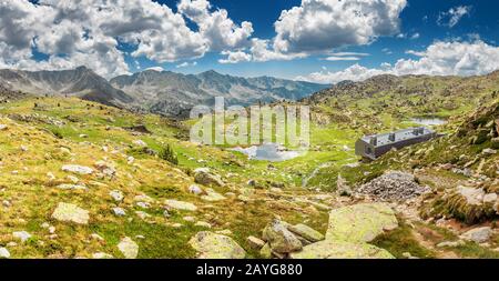 Madriu Perafita Valle di montagna dei Pirenei Claror e rifugio per escursioni a Andorra, patrimonio mondiale dell'UNESCO Foto Stock