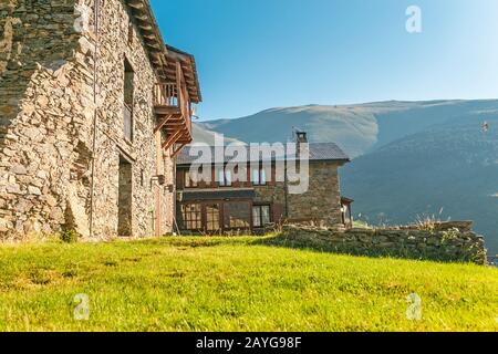 Antico borgo medievale di pietra Dorria in montagna Pirenei Foto Stock