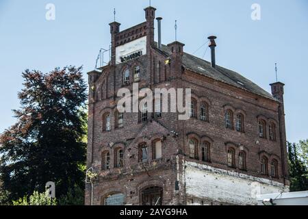 Casa di demolizione in mattoni senza finestra Foto Stock